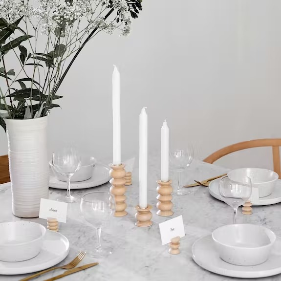 jolie table dressée avec des bougeoirs en bois