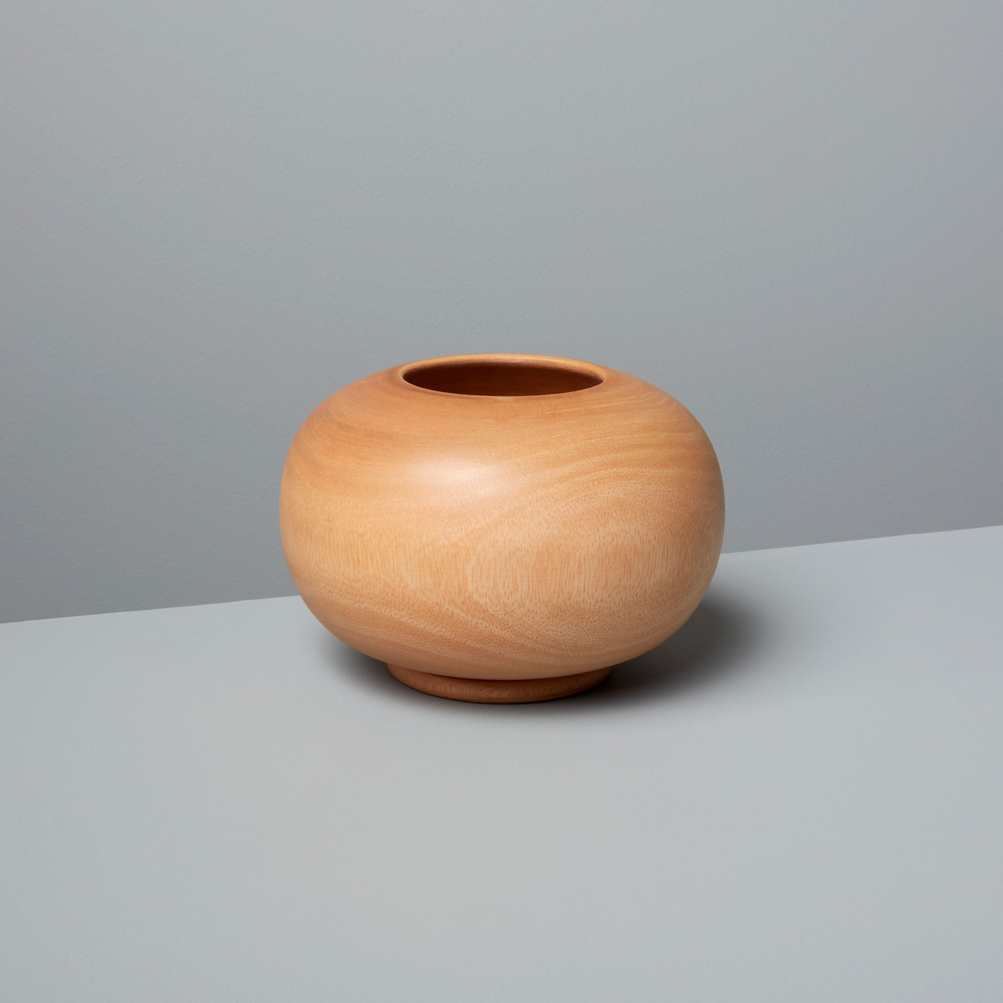 vase rond en bois