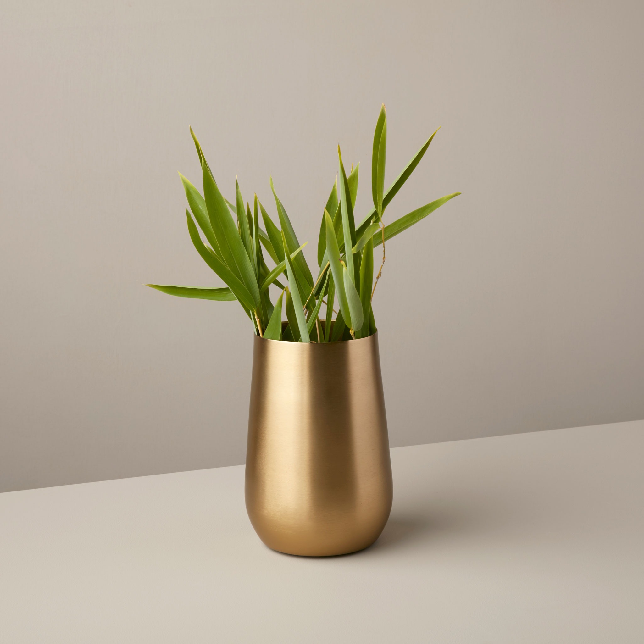 vase doré moyen sur font gris