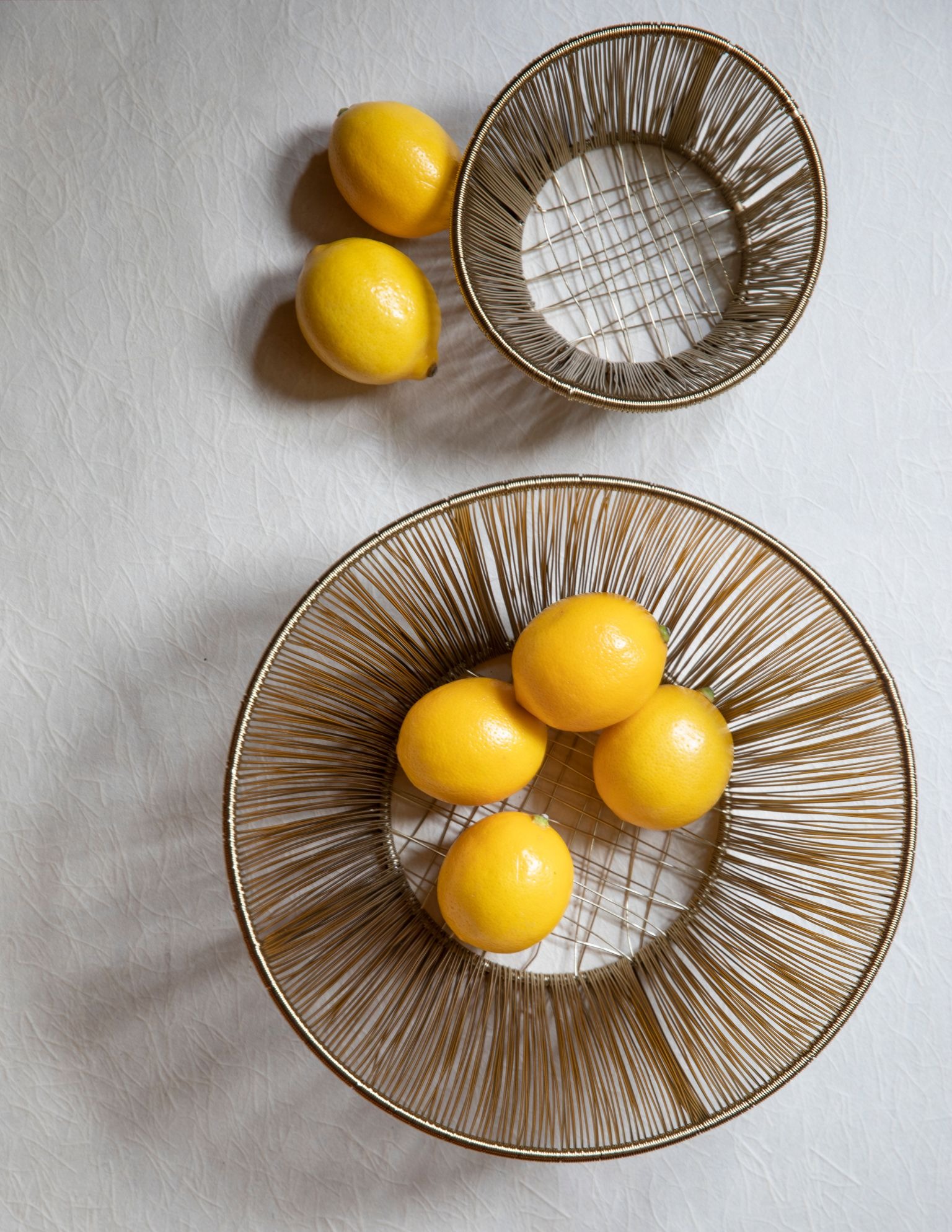 deux paniers en fil doré avec citron
