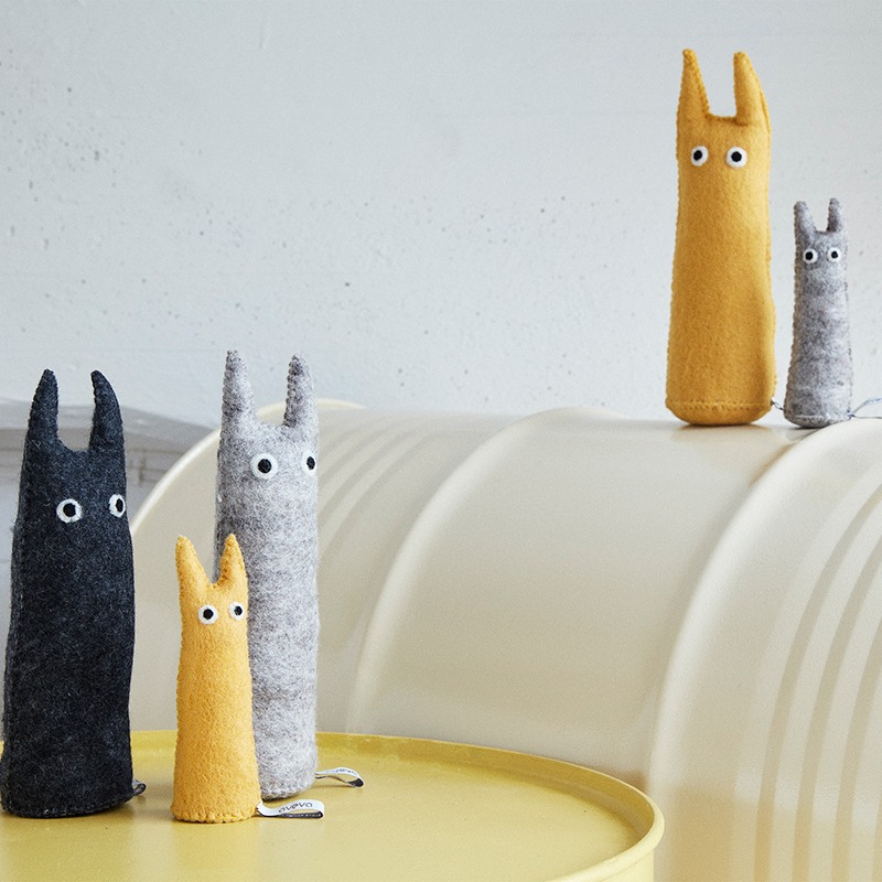 chats moyens et grands sur table et canapé
