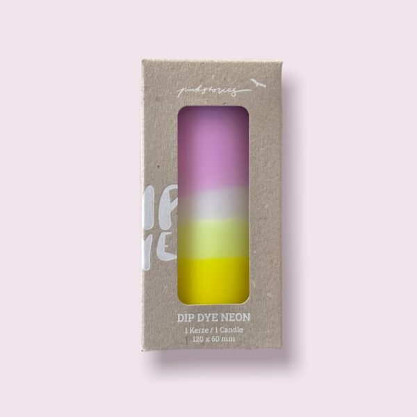 bougie mauve blanche et jaune dans son emballage de carton