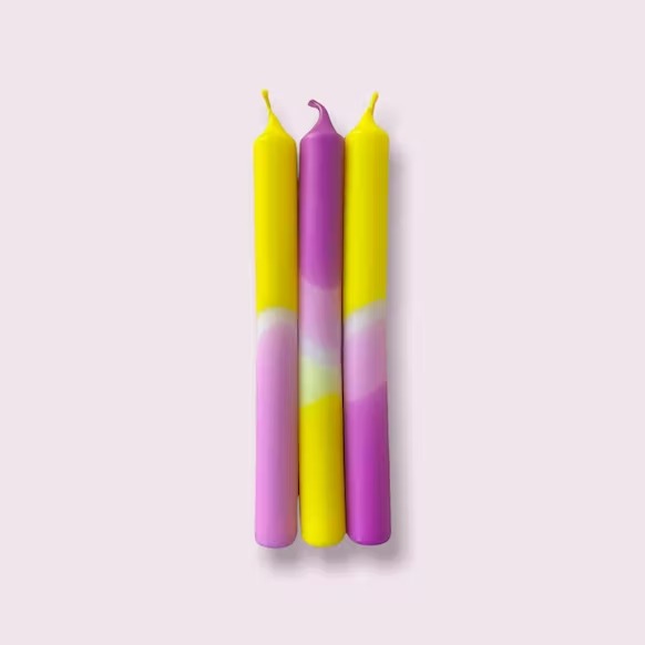 trois chandelles de 21 cm : mauve, blanc et jaune