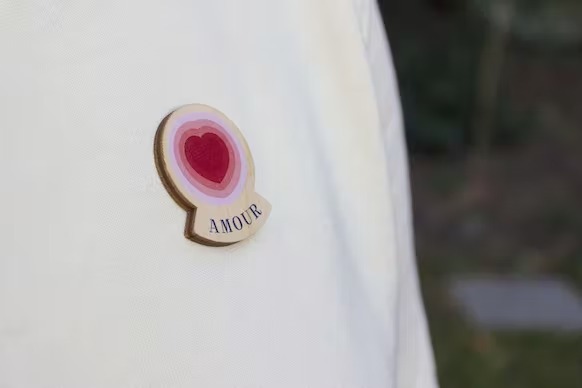 broche amour sur pull à capuche blanc