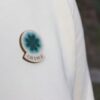 broche chance sur pull à capuche blanc