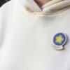 broche magnétique rêve sur pull à capuche blanc